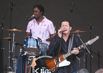 Tommy Castro appearing at Blues Blast 2011, image by Ray Bowen